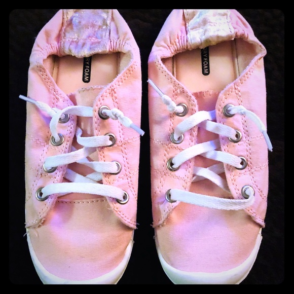Shoes - Baby Pink Memory Foam Sneakers 🌸 Size 6 Shoes - Baby Pink Memory Foam Sneakers 🌸 Size 6